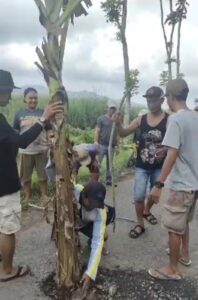 protes jalan sarongan