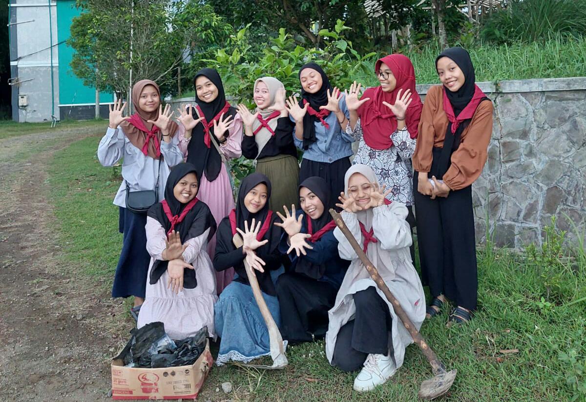 Peringati Hari Lingkungan Hidup Sedunia KSR PMI Unit UIN KHAS Jember Nandur Bareng Bunga Sambang Darah, KSR PMI Unit UIN KHAS Khas Jember