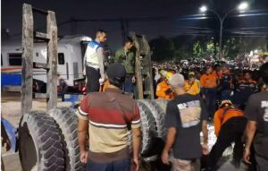 Evakuasi kereta api tabrak tronton di semarang