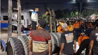 Evakuasi kereta api tabrak tronton di semarang