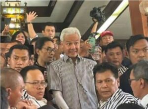 Ganjar Pranowo Pakai Kemeja Motif Garis-garis Warna hitam Putih, Diklaim Desain Dari Presiden Joko Widodo