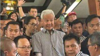 Ganjar Pranowo Pakai Kemeja Motif Garis-garis Warna hitam Putih, Diklaim Desain Dari Presiden Joko Widodo