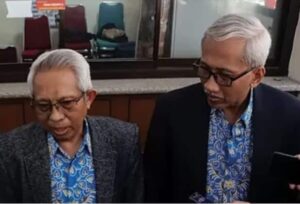 Hasan Fauzi dan Tri Atmojo, mantan Guru Besar UNS