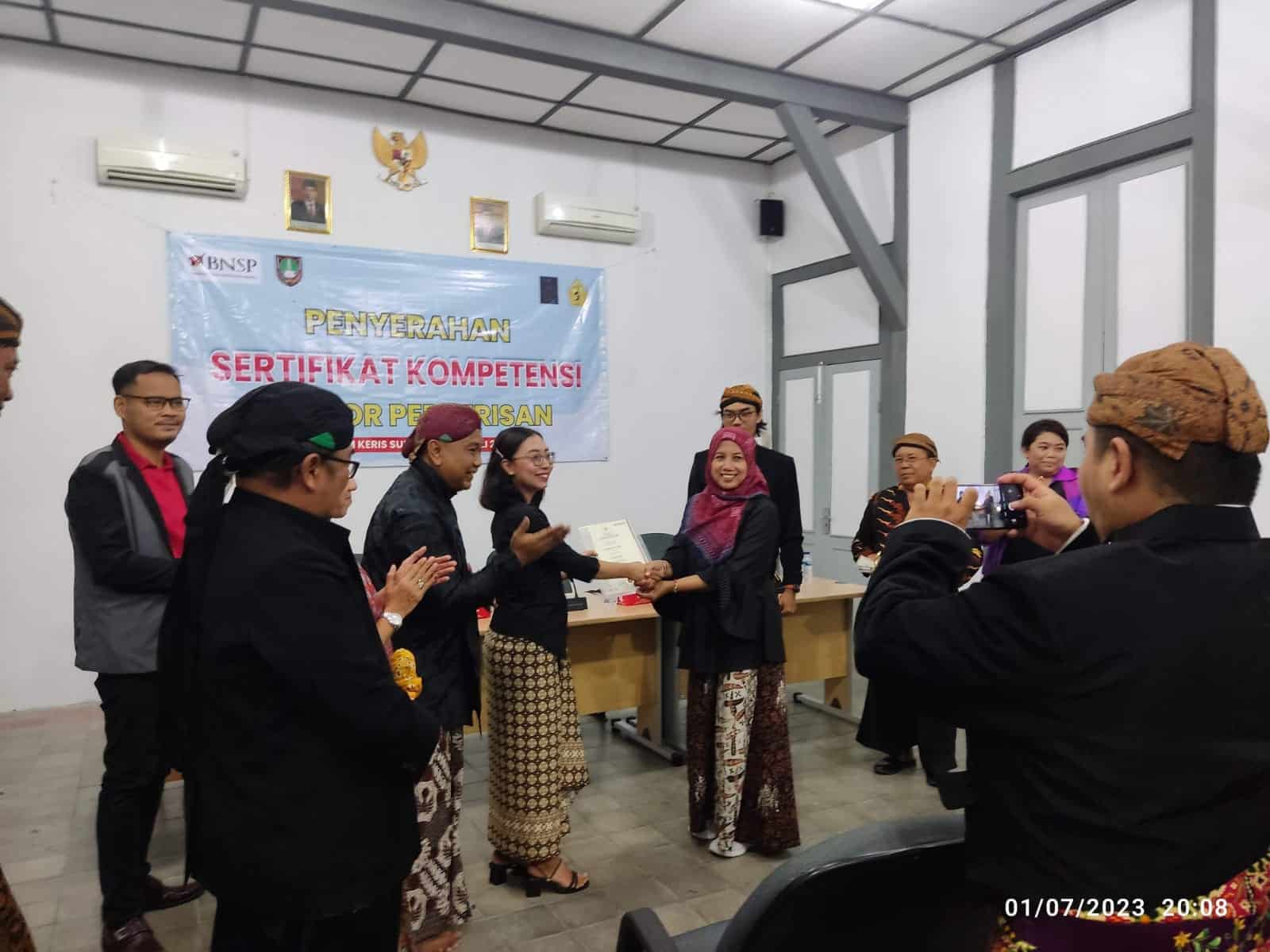 SNKI LSP Melakukan Penyerahan Sertifikat Kompetensi BNSP kepada 20 Asesor Ekonomi Kreatif Perkerisan