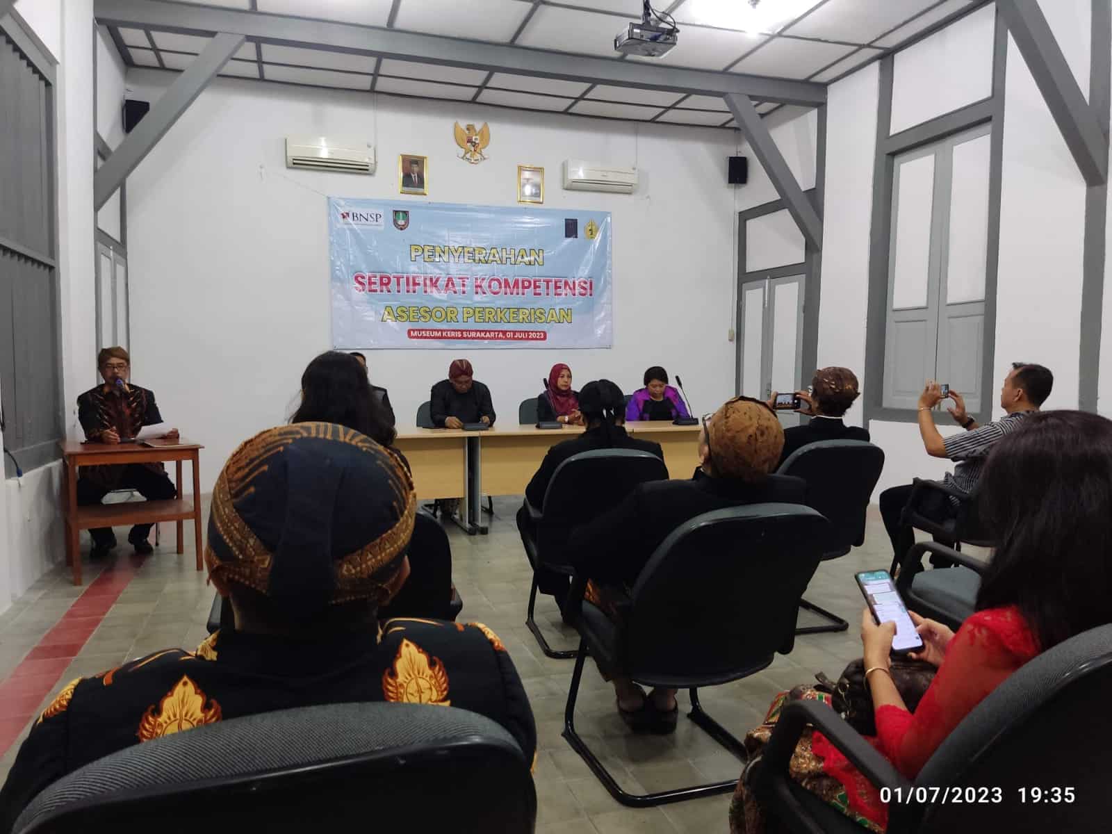 Penyerahan Sertifikat Kompetensi Asesor Perkerisan BNSP kepada Empu Intan Anggun Pangestu oleh Sekdin Kebudayaan & Pariwisata Kota Surakarta, ibu Siti Khotimah, disaksikan oleh Kepala UPTD Museum Keris Nusantara, ibu Bonita Rintyowati dan DirekturLSP Perkerisan Indonesia , Agung Guntoro Wisnu