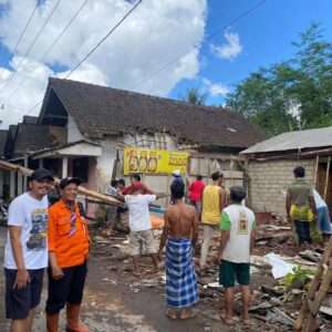 Akibat Hujan Deras, Satu Rumah Di Kalibaru Roboh Diterjang Banjir di Banyuwangi