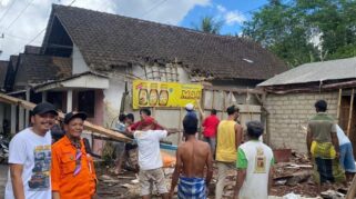 Akibat Hujan Deras, Satu Rumah Di Kalibaru Roboh Diterjang Banjir di Banyuwangi