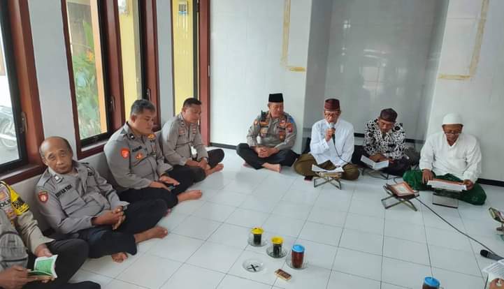 Pengajian Jum'at pagi di mushola Al-Mukmin