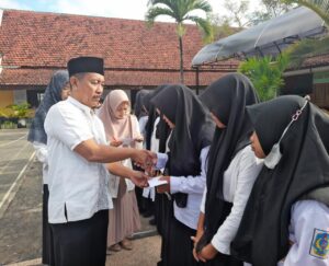 SMPN 2 Rogojampi Berbagi Kebahagiaan dengan 40 Anak Yatim pada Hari Asyura