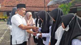 SMPN 2 Rogojampi Berbagi Kebahagiaan dengan 40 Anak Yatim pada Hari Asyura
