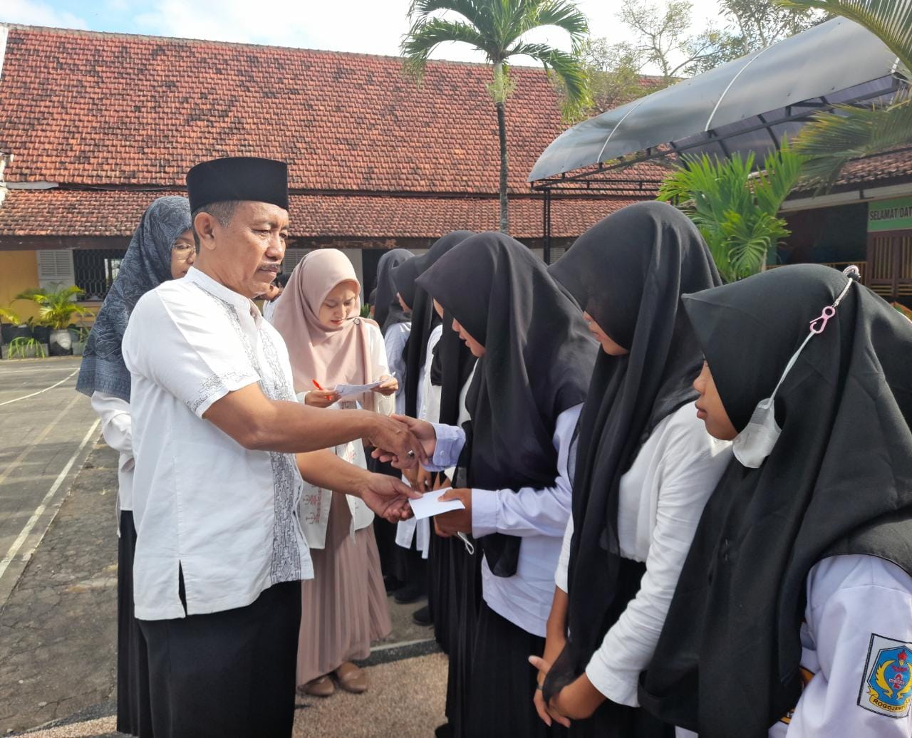 SMPN 2 Rogojampi Berbagi Kebahagiaan dengan 40 Anak Yatim pada Hari Asyura