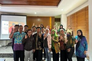 Kementerian PPA Gelar Diskusi Desa Ramah Perempuan dan Peduli Anak (DRPPA) di Banyuwangi Mediakampung.com - Diskusi Desa Ramah Perempuan dan Peduli Anak (DRPPA) di Banyuwangi yang dipimpin oleh Asisten Deputi Pengarusutamaan Gender Bidang Sosial dan Budaya Kementerian Pemberdayaan Perempuan dan Anak Eko Novi, digelar di Ruang rapat Mas Alit Pemerintah Kabupaten Banyuwagi, Jumat (21/07/2023). Diskusi tersebut membahas tentang DRPPA. mengenai program dan indikator isu kesetaraan yang harus diselesaikan. Program DRPPA bertujuan untuk menciptakan desa atau kelurahan yang berperspektif gender dan hak anak dalam tata kelola penyelenggaraan pemerintahan, pembangunan, serta pembinaan dan pemberdayaan masyarakat desa/kelurahan. Salah satu isu yang dibahas dalam diskusi tersebut adalah masalah perkawinan anak di Kabupaten Banyuwangi. Meskipun tren perkawinan anak cenderung menurun, masih ada upaya yang perlu dilakukan untuk mengurangi angka perkawinan anak tersebut. Kepala Dinas Sosial, Pemberdayaan Perempuan dan Keluarga Berencana Kabupaten Banyuwangi. Henik Setyorini menyampaikan bahwa perkembangan teknologi yang cepat membuat tantangan bagi orang tua dalam mengikuti perkembangan tersebut. "Namun anak-anak telah dapat mengakses informasi tersebut tanpa dapat memfilter dengan benar," ungkap Henik. Dalam hal ini, Syafaat dari Seksi Bimbingan Masyarakat Islam Kantor Kementerian Agama Kabupaten Banyuwangi menyoroti pentingnya pencegahan perkawinan anak. "Salah satu langkah yang dilakukan oleh Kementerian Agama adalah memberikan edukasi kepada anak-anak untuk menghindari pergaulan bebas yang dapat merugikan masa depan mereka.," ujarnya. Syafaat juga menyebutkan bahwa KUA Kecamatan selalu menolak pengajuan perkawinan anak yang usianya kurang dari 19 tahun dan mereka harus mengajukan dispensasi ke Pengadilan. Peserta diskusi optimis bahwa dengan kegiatan yang dilakukan secara bersama-sama, perkawinan anak di Kabupaten Banyuwangi dapat dikurangi. Diskusi ini merupakan langkah awal untuk meningkatkan kesadaran dan perlindungan terhadap perempuan dan anak dalam tata kelola desa/kelurahan yang lebih inklusif.