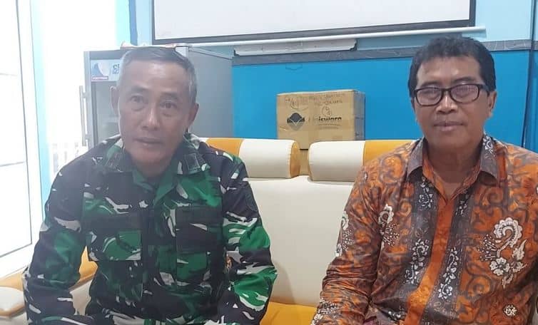 Lettu inf. Sutomo bersama Farid Efendi, ST