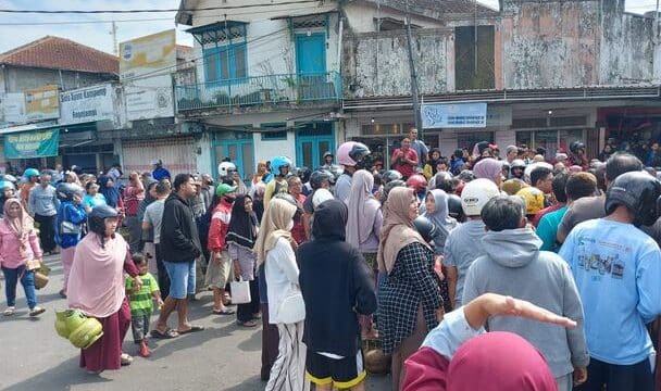 Operasi Pasar LPG 3Kg Berjalan Lancar di Rogojampi, Meski Rebutan, Pertamina Sebut Telah Laksanakan Intruksi Dirjen Migas antusias warga sambut operasi pasar gas lpg 3kg