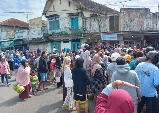 antusias warga sambut operasi pasar gas lpg 3kg