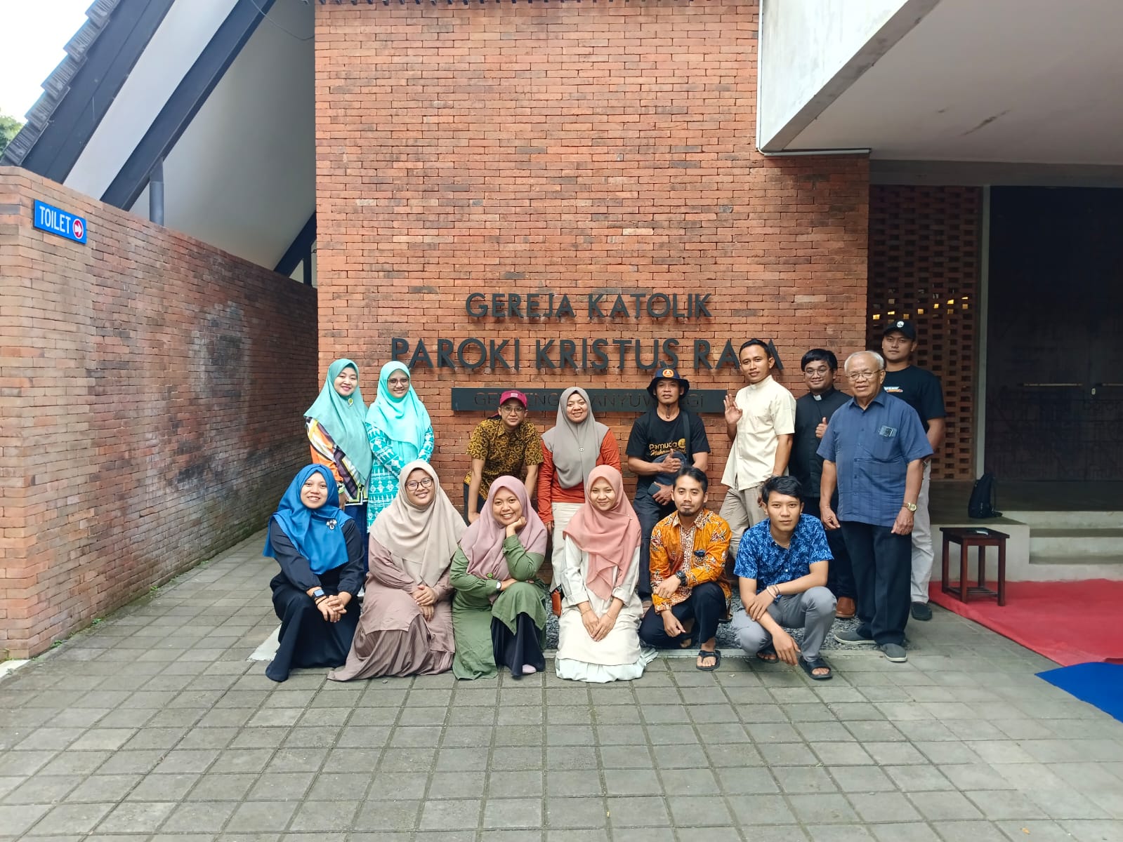 Silaturahmi Lintas Agama, Eco Bhinneka Banyuwangi Berkunjung ke Gereja Katolik Tim Eco Bhinneka Muhammadiyah dan Among (Anak Muda Eco Bhinneka Blambangan)