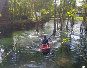 Lomba Dayung Kano di Pantai Cacalan