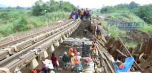 longsor jalur rel kereta api di bogor