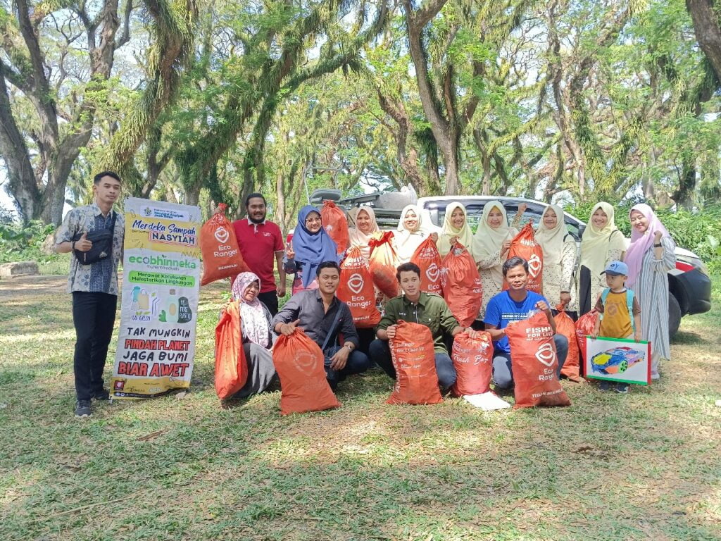 Foto: DLH Jawa Timur & Nasyiah dalam Rangka Program Gerakan Merdeka Sampah di Hutan Djawatan Banyuwangi