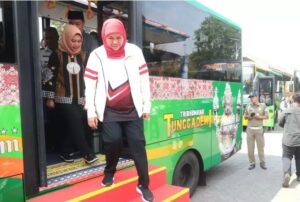 Gubernur Jawa Timur Coba Bus Trans Jatim