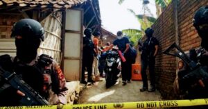 Densus 88 geledah rumah Teroris boyolali