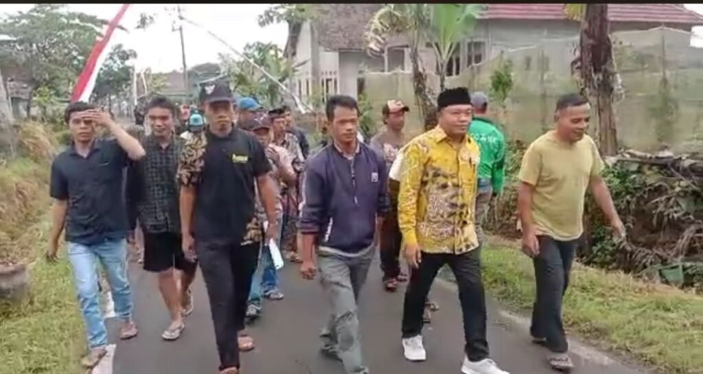 Pendukung Joko Prasetyo mengawal pendaftaran Cakades Margomulyo