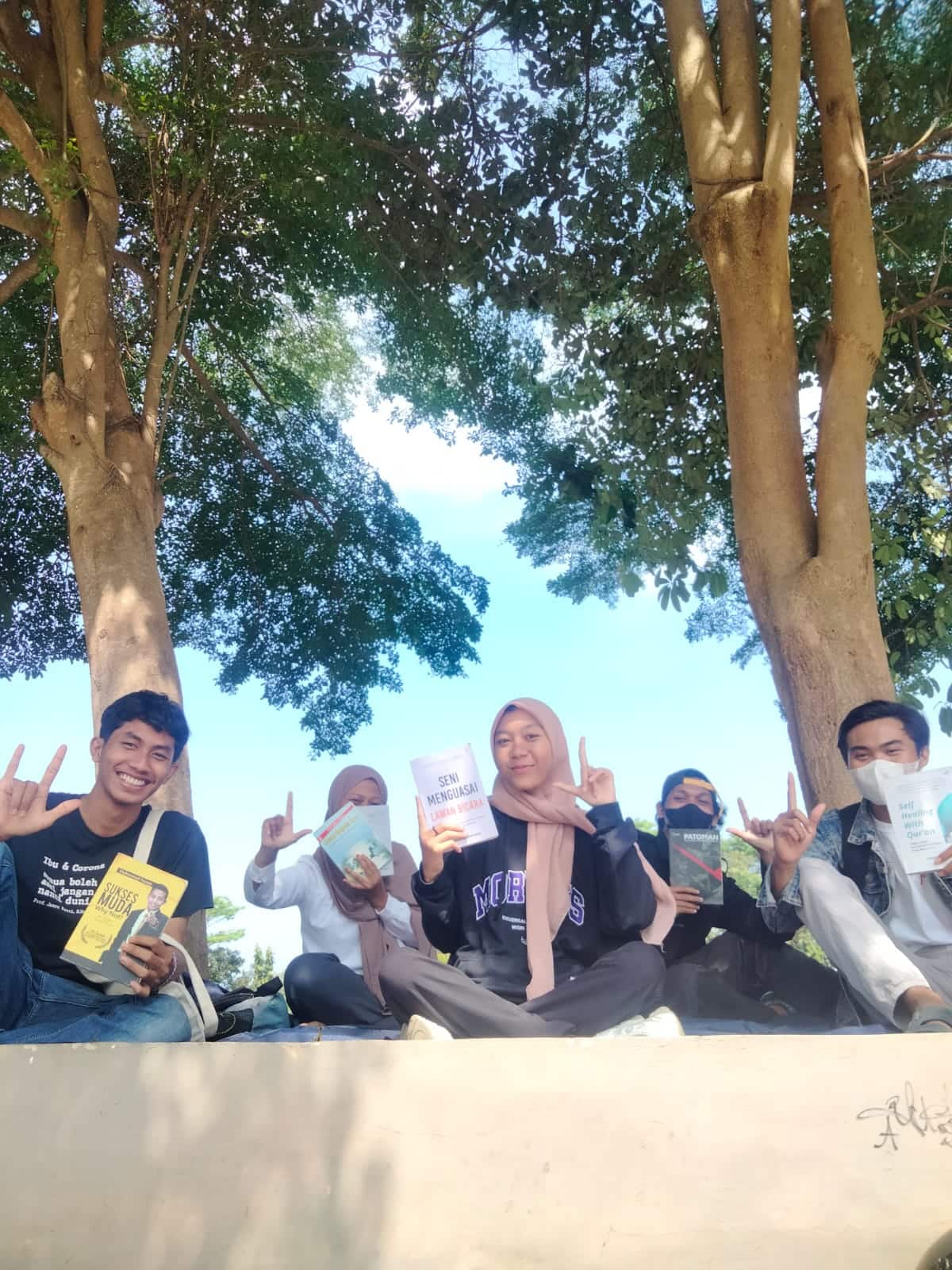 Baca Buku Terbuka, Inovasi Membangun Minat Baca Pelajar Muda di Banyuwangi Omah Sinau, Baca Buku Terbuka