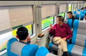 Mahfud MD menikmati perjalanan dgn kereta api menuju Cirebon, Jawa Barat