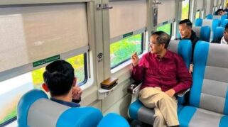 Mahfud MD menikmati perjalanan dgn kereta api menuju Cirebon, Jawa Barat