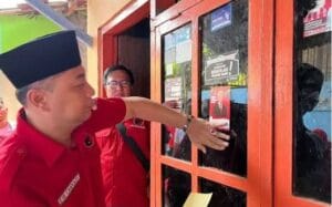 Aksi menempel stiker secara massive dilakukan kader PDIP di Surabaya