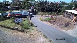 mobil tertabrak kereta api di sukowidi