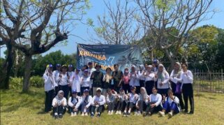 Mahasiswa Universitas Airlangga Fakultas SIKIA Beraksi Membersihkan Pantai dan Edukasi Sampah