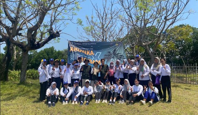 Mahasiswa Universitas Airlangga Fakultas SIKIA Beraksi Membersihkan Pantai dan Edukasi Sampah