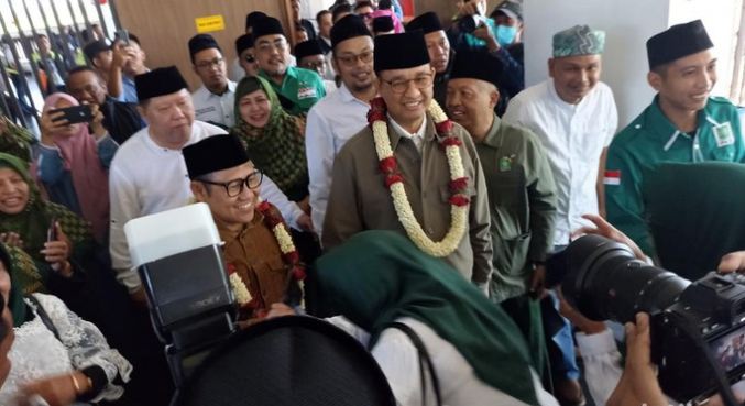 Anies Baswedan dan Cak Imin Tiba di Banyuwangi, Sambutan Meriah dari Emak-Emak 'MANIS' Anies Baswedan dan Cak Imin Tiba di Banyuwangi