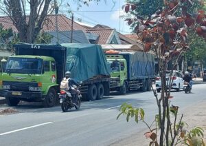 Diduga Tak Miliki Andalalin, Perusahaan di Rogojampi Menjadikan Bahu Jalan Sebagai Tempat Parkir
