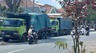 Diduga Tak Miliki Andalalin, Perusahaan di Rogojampi Menjadikan Bahu Jalan Sebagai Tempat Parkir