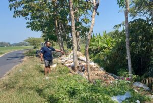 Pembuangan Sampah Di Tepi Sungai