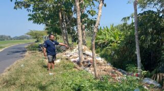 Pembuangan Sampah Di Tepi Sungai