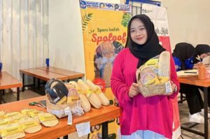 Mahasiswa Universitas Muhammadiyah Jember Kembangkan Sandal Berbahan Gambas