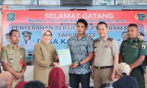 Pemkab Lumajang Serahkan 400 Sertifikat PTSL Warga Desa Karangsari