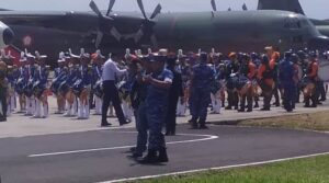 SEMARAK DIRGANTARA 2023, RIBUAN WARGA BANYUWANGI KAGUMI ATRAKSI UDARA DAN DRUMBAND AAU