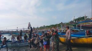 kapal nelayan dihantam ombak di pantai grajagan