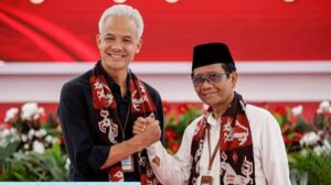 Ganjar Pranowo dan Mahfud Md Mendaftar ke KPU Dalam Pawai dengan Simbolis Baju Hitam dan Putih