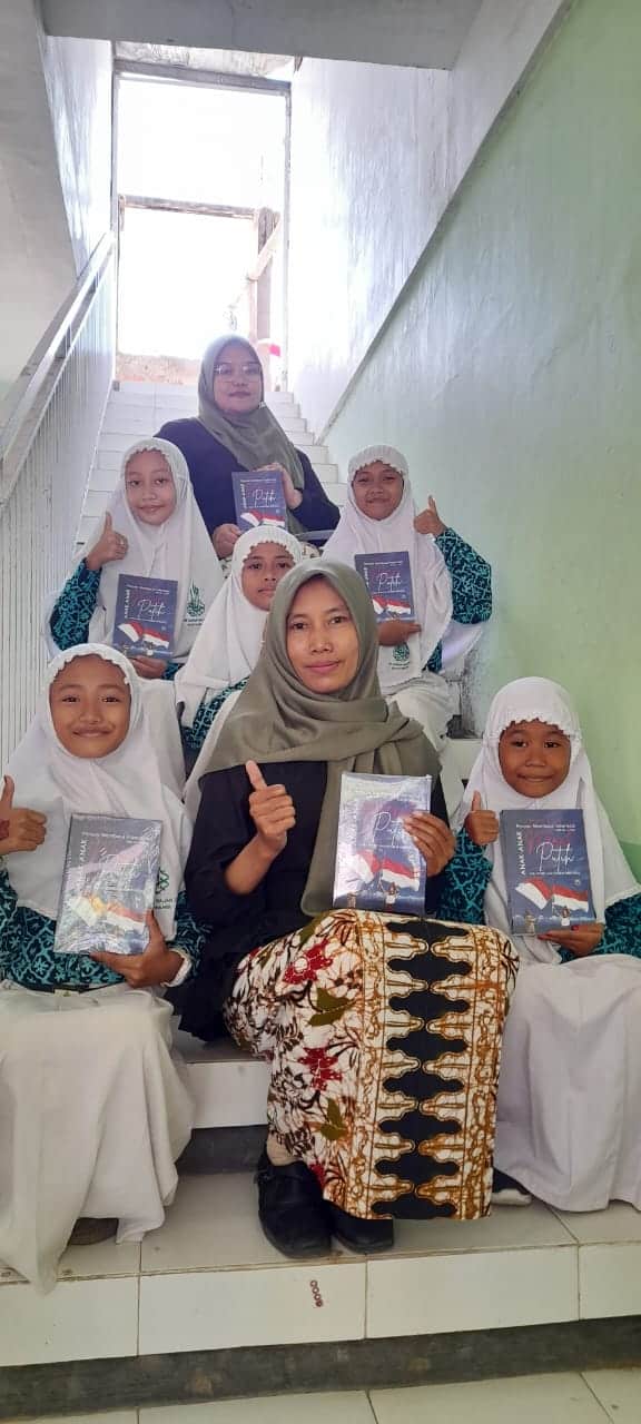 Siswi dan Guru MI Darun Najah II Banyuwangi