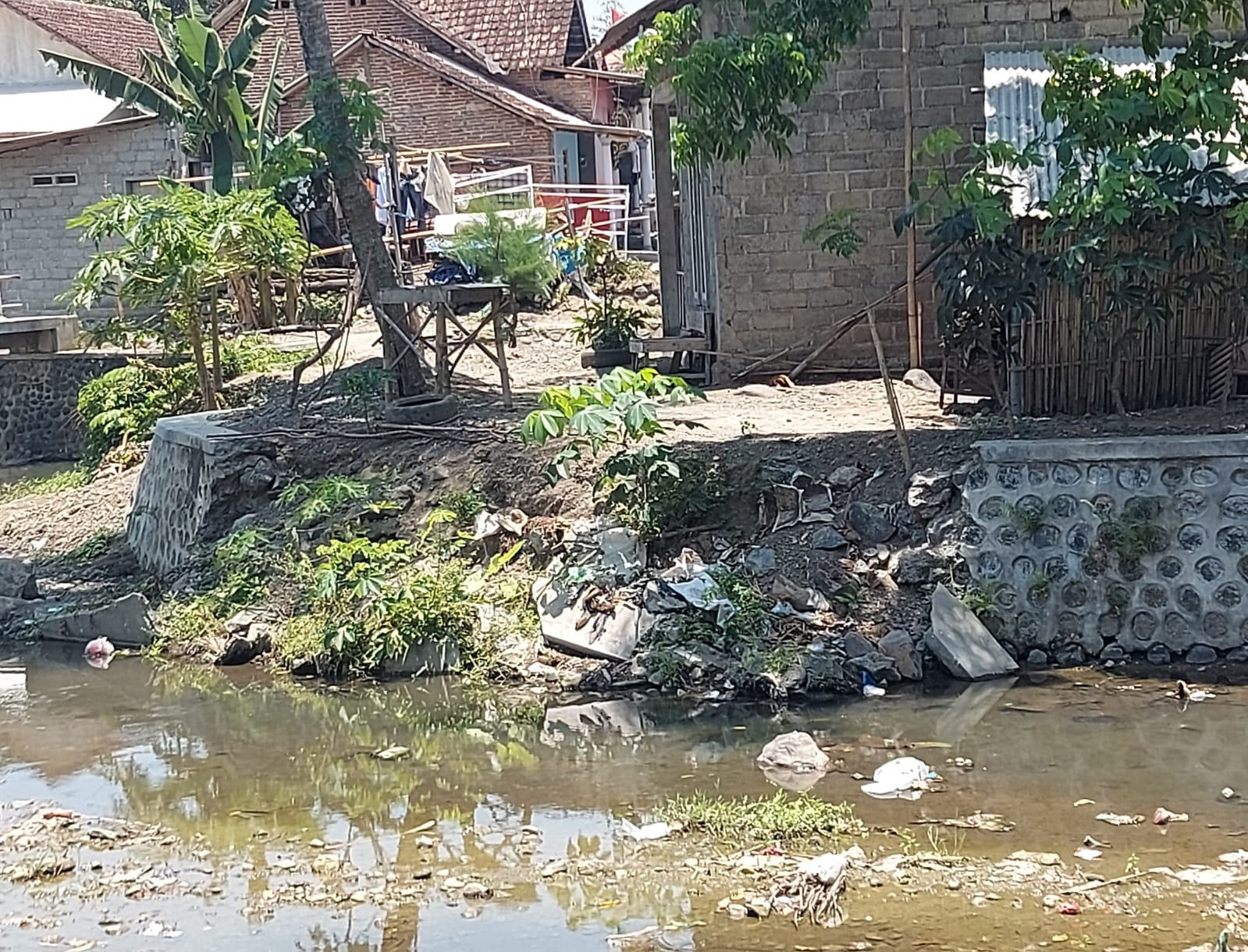 Bangunan Plengsengan dan Pintu Air dari APBD Banyuwangi Ambrol Diduga Kualitas Buruk