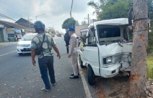 Mobil Pickup Menabrak Pohon Pinggir Jalan Raya Rogojampi, Akibat Supir Mengantuk