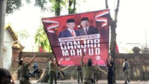 Satpol PP Bersihkan Visual Politik Jelang Kedatangan Presiden Jokowi di Gianyar