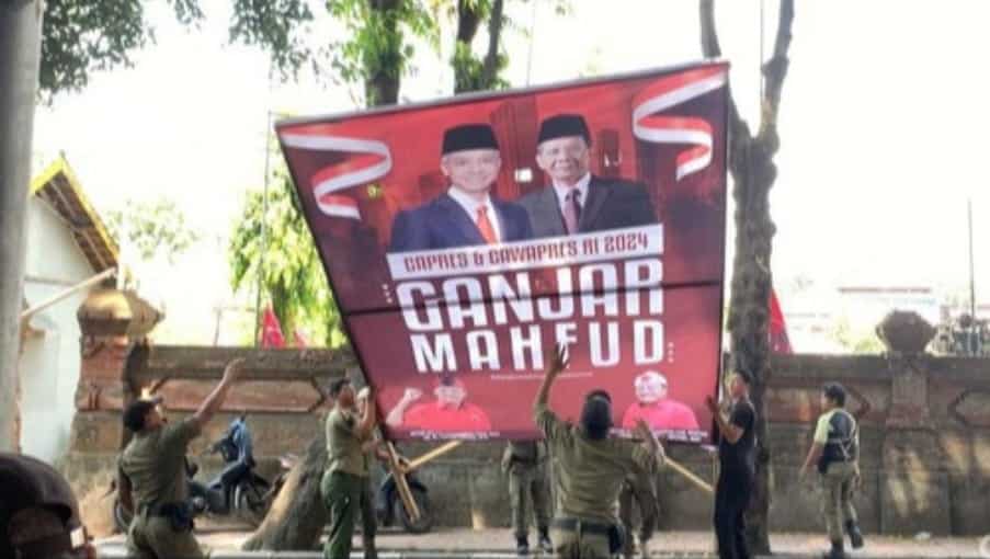 Satpol PP Bersihkan Visual Politik Jelang Kedatangan Presiden Jokowi di Gianyar