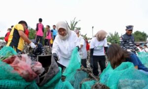 Kolaborasi Pemerintah Kabupaten Banyuwangi dan Sungai Watch Bersihkan Pantai dan Sungai dari Sampah Plastik