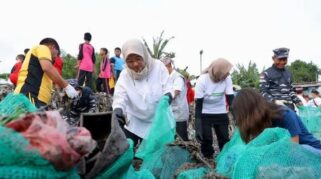 Kolaborasi Pemerintah Kabupaten Banyuwangi dan Sungai Watch Bersihkan Pantai dan Sungai dari Sampah Plastik
